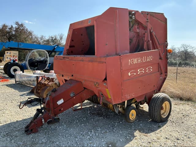Image of New Holland 688 equipment image 1