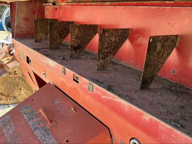 Image of New Holland 688 equipment image 3