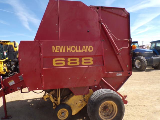 Image of New Holland 688 equipment image 3