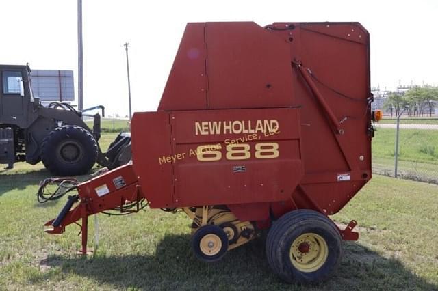 Image of New Holland 688 equipment image 4