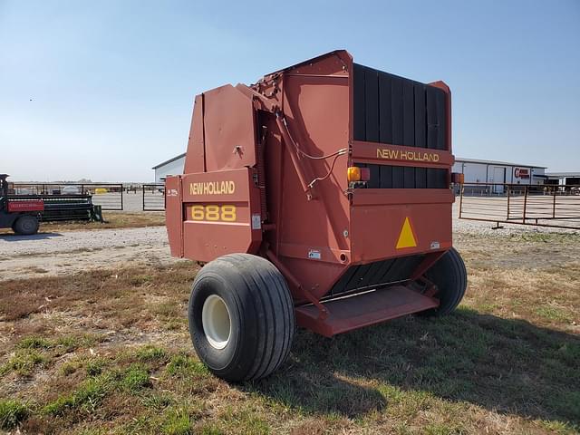 Image of New Holland 688 equipment image 3