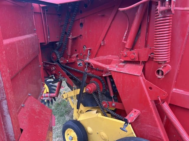 Image of New Holland 688 equipment image 2