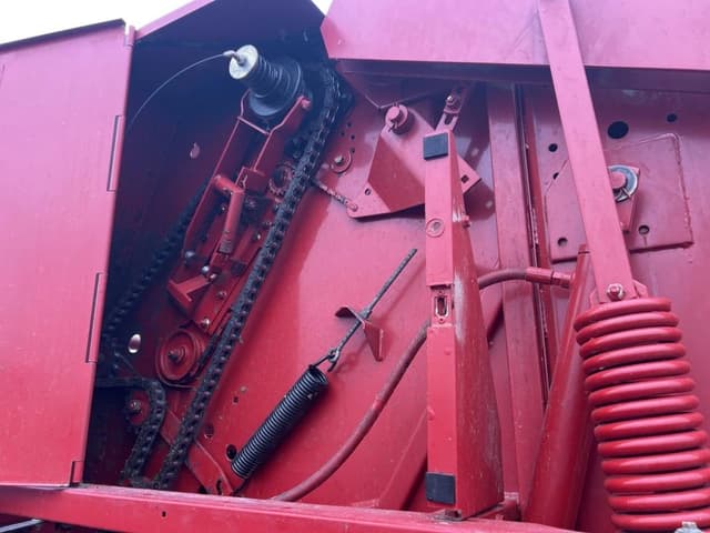 Image of New Holland 688 equipment image 3