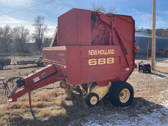 Image of New Holland 688 equipment image 3