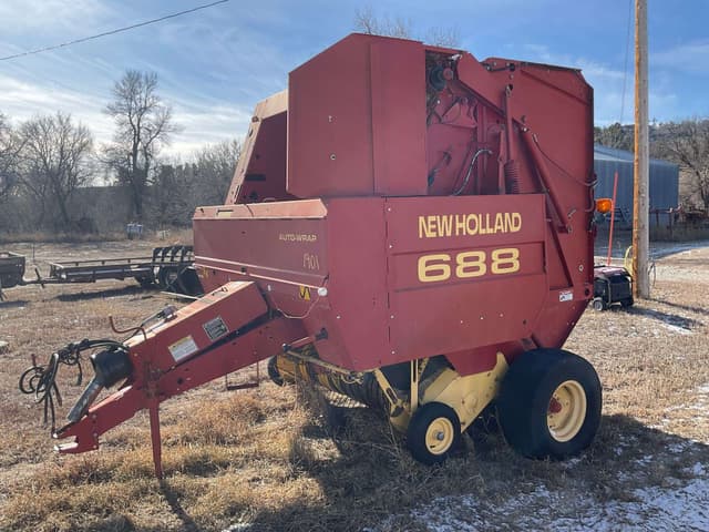 Image of New Holland 688 equipment image 2