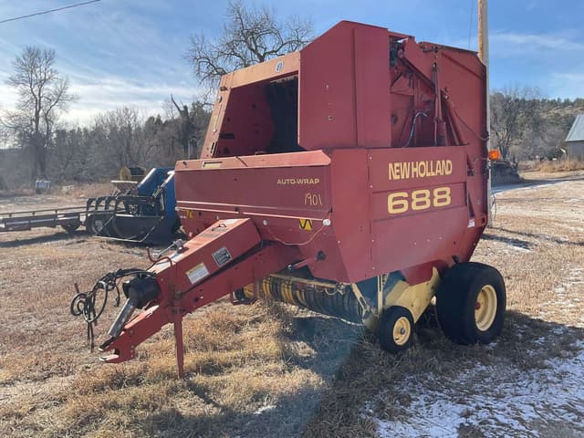 Image of New Holland 688 equipment image 1