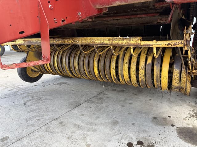 Image of New Holland 688 equipment image 3