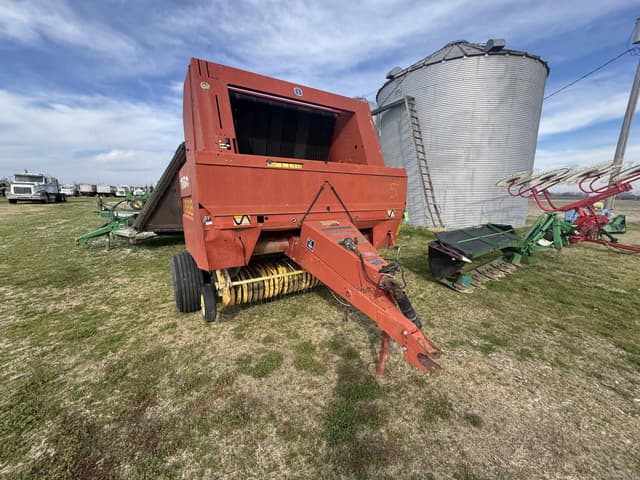 Image of New Holland 688 equipment image 2