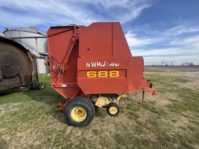 Image of New Holland 688 equipment image 4