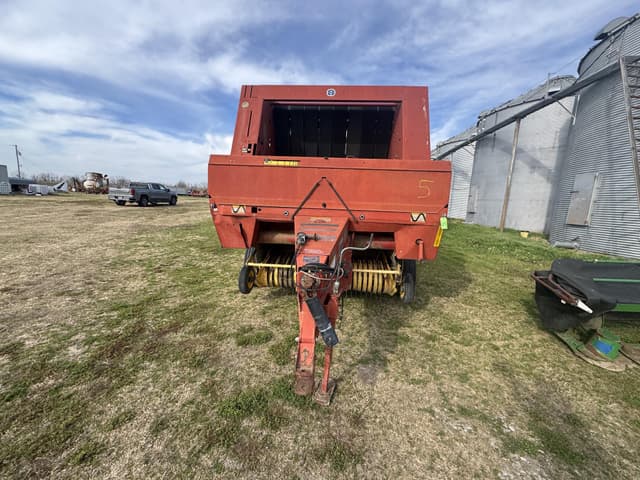 Image of New Holland 688 equipment image 1