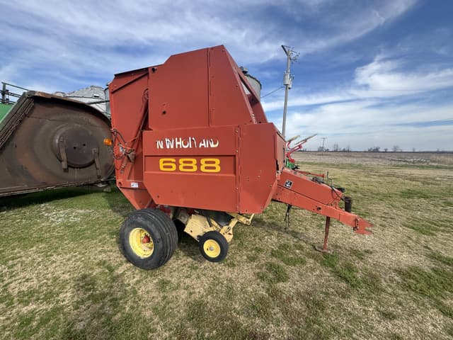 Image of New Holland 688 equipment image 3