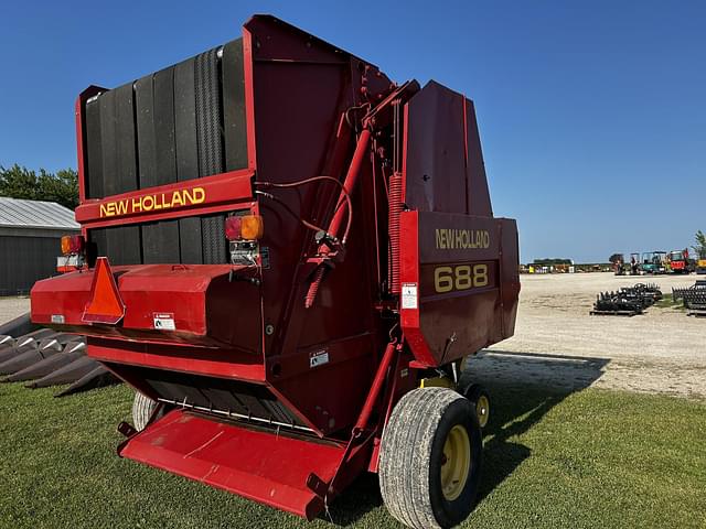 Image of New Holland 688 equipment image 4