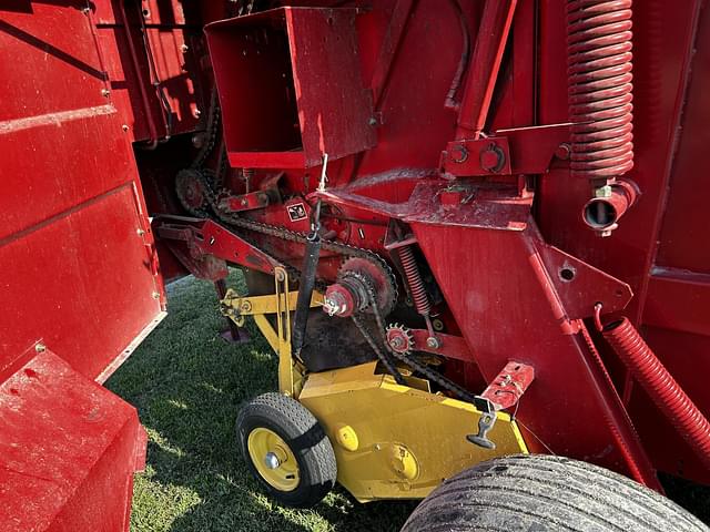 Image of New Holland 688 equipment image 2