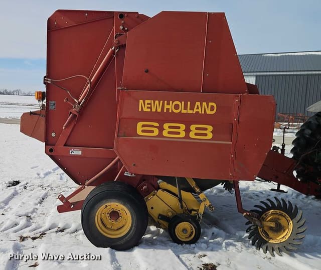 Image of New Holland 688 equipment image 2