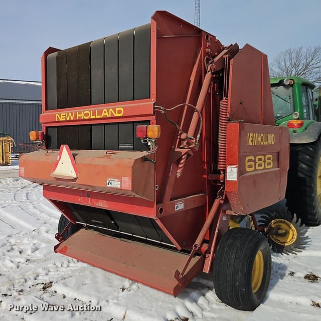 Image of New Holland 688 equipment image 3