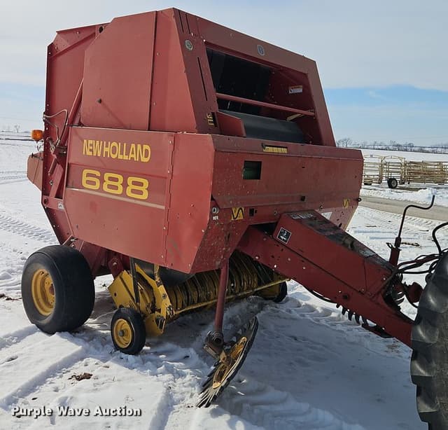 Image of New Holland 688 equipment image 1