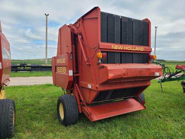 Image of New Holland 688 equipment image 3