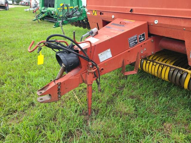 Image of New Holland 688 equipment image 4
