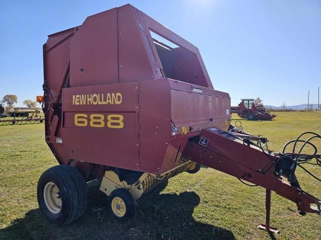 Image of New Holland 688 equipment image 2