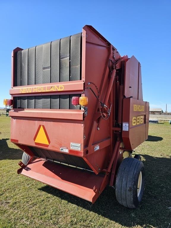 Image of New Holland 688 equipment image 3
