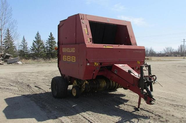 Image of New Holland 688 equipment image 2
