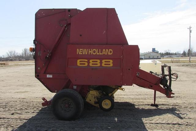 Image of New Holland 688 equipment image 3