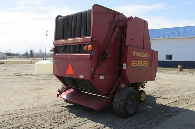 Image of New Holland 688 equipment image 4