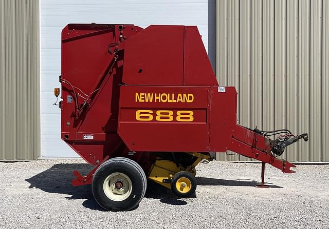 Image of New Holland 688 equipment image 2