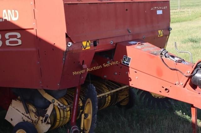 Image of New Holland 688 equipment image 4