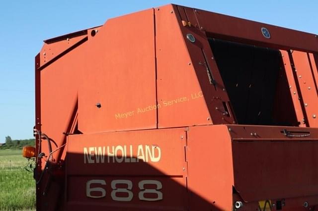 Image of New Holland 688 equipment image 2