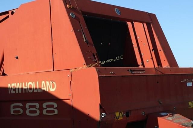 Image of New Holland 688 equipment image 3