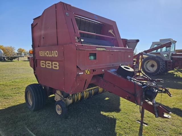 Image of New Holland 688 equipment image 2