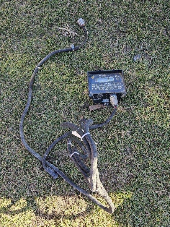 Image of New Holland 688 equipment image 3