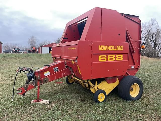 Image of New Holland 688 equipment image 3