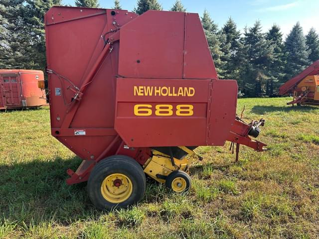 Image of New Holland 688 equipment image 4