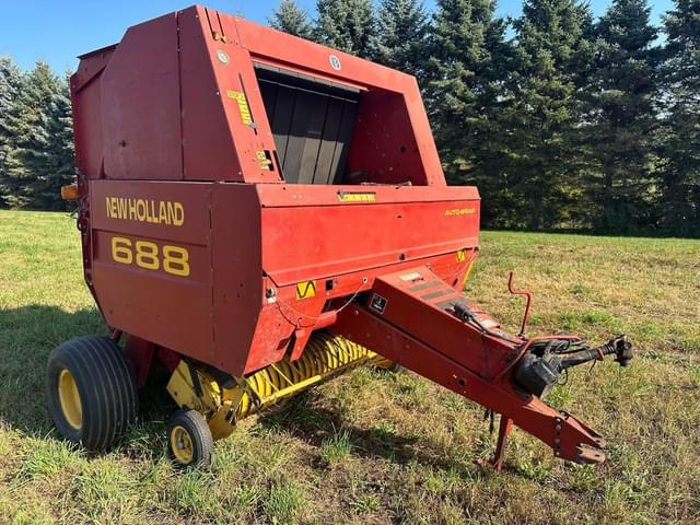 Image of New Holland 688 equipment image 3