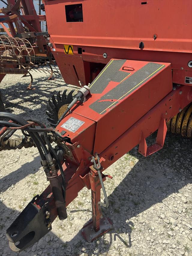 Image of New Holland 688 equipment image 3
