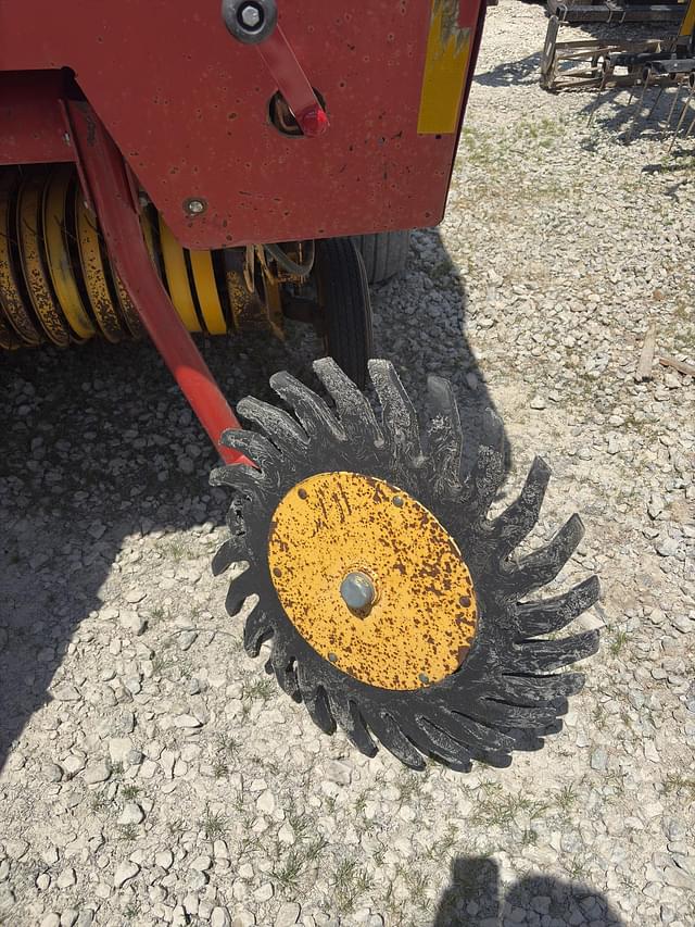 Image of New Holland 688 equipment image 4