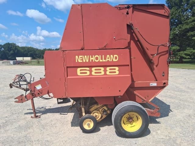Image of New Holland 688 equipment image 4