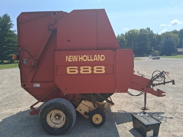 Image of New Holland 688 equipment image 2