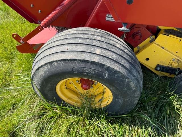 Image of New Holland 688 equipment image 3
