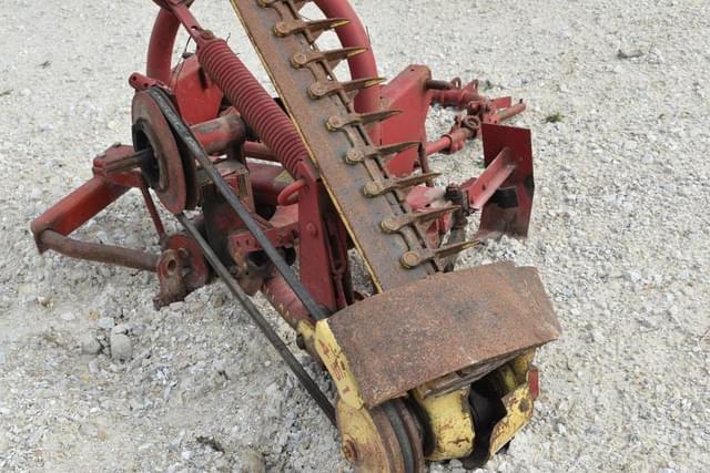 Image of New Holland 451 equipment image 4