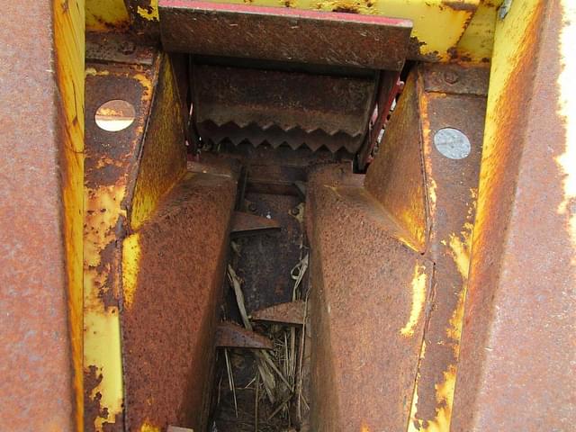 Image of New Holland 707 equipment image 2