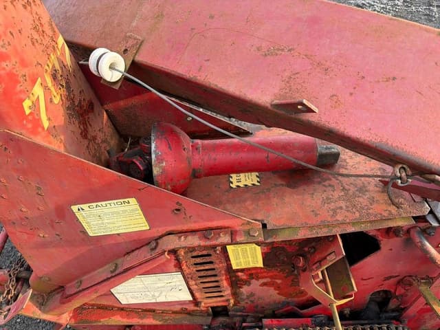 Image of New Holland 707 equipment image 4