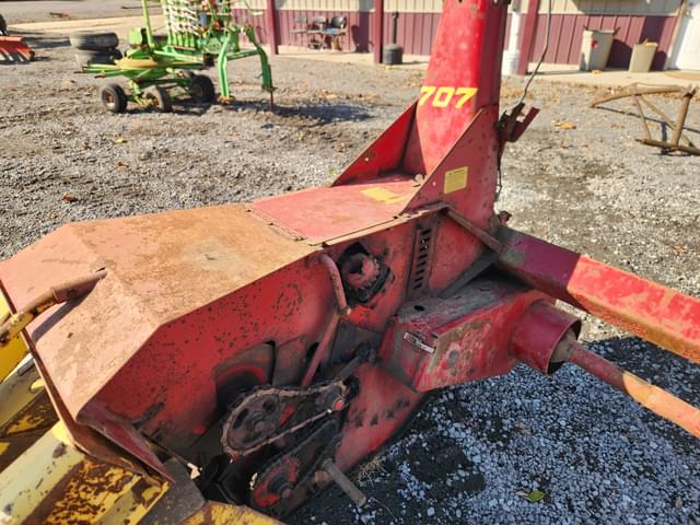 Image of New Holland 707 equipment image 2