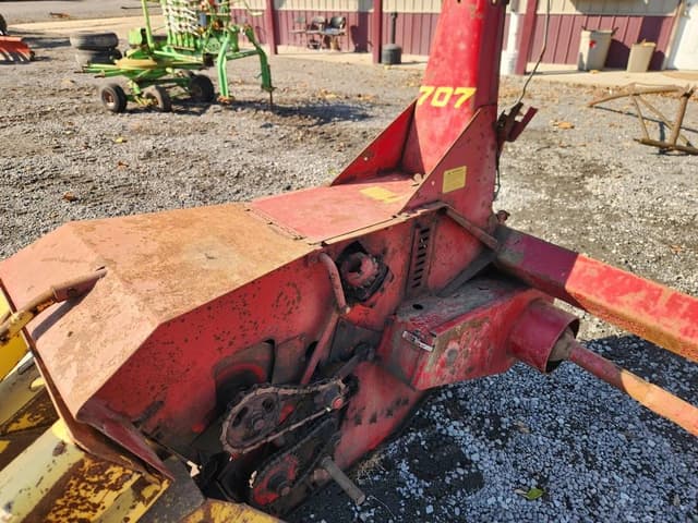 Image of New Holland 707 equipment image 2