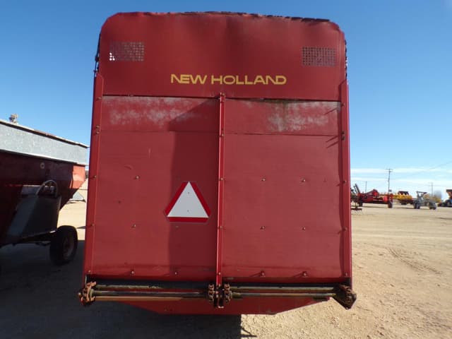 Image of New Holland 716 equipment image 4