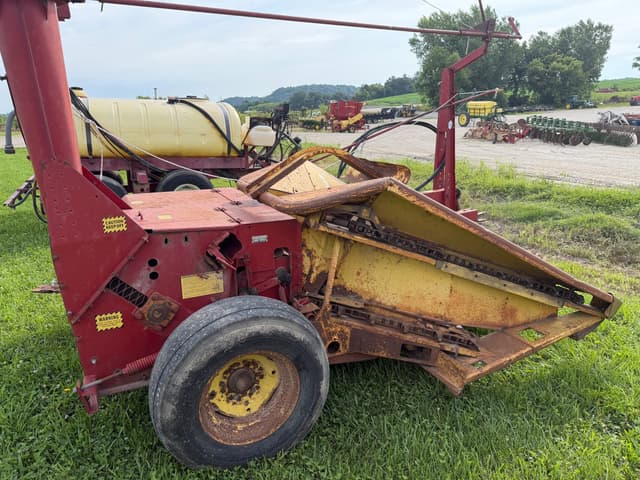 Image of New Holland 717 equipment image 3
