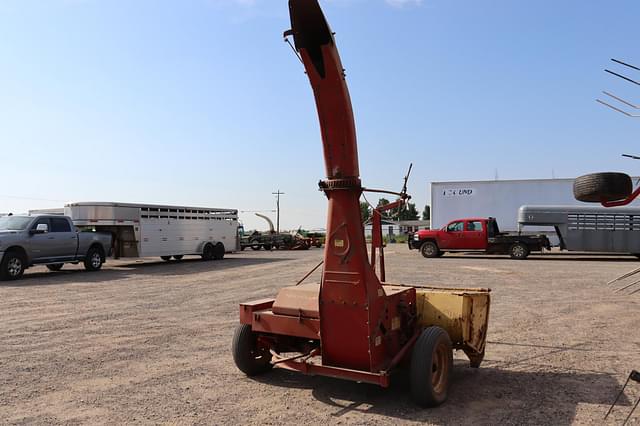 Image of New Holland 717 equipment image 3