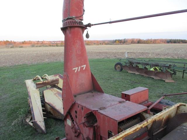 Image of New Holland 717 equipment image 3